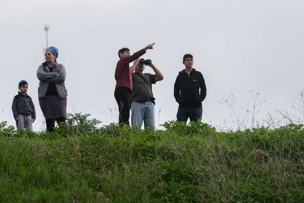 תיירים שבאו לצפות בהריסת המנהרות. | אייל מרגולין, ג'יני