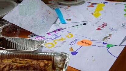 מכתבי ילדים וצ'ופרים לחיילים. | אייל מרגולין, ג'יני