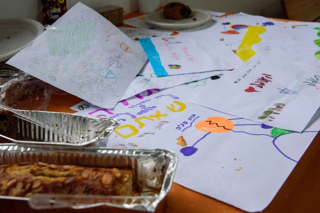 מכתבי ילדים וצ'ופרים לחיילים. | אייל מרגולין, ג'יני