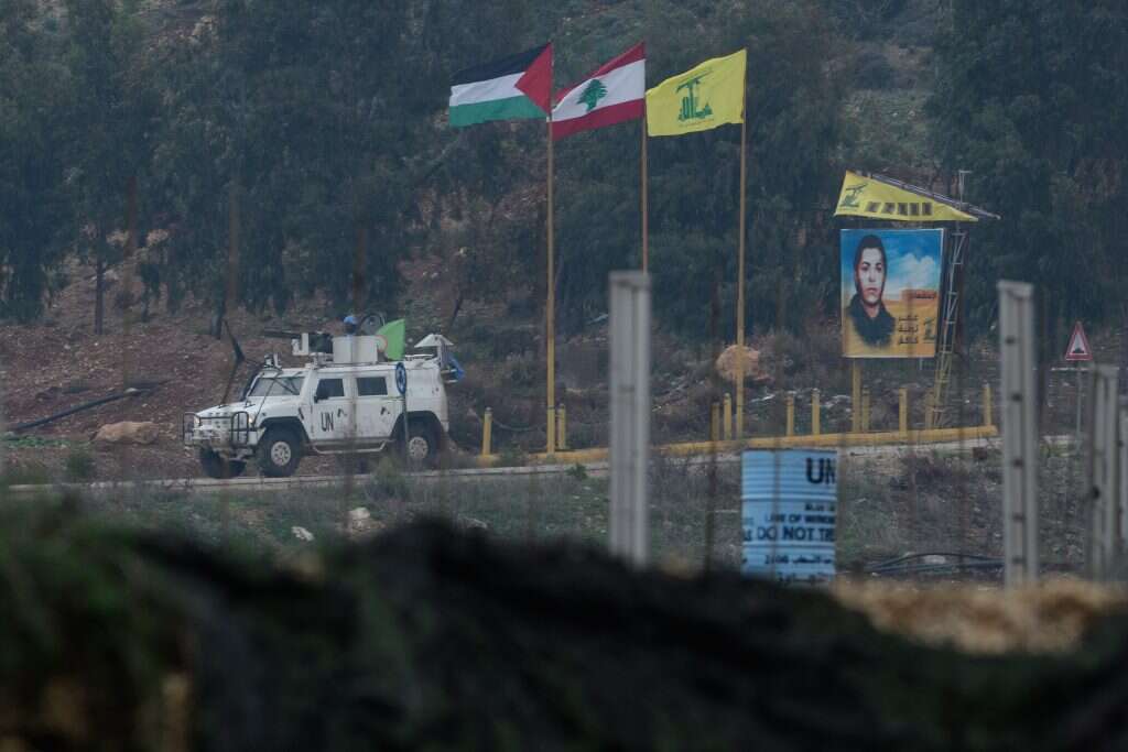 שגרה בגבול. דגלי חיזבאללה, לבנון והרש"פ לצד פעילות האו"ם בסמוך למקום חשיפת מנהרות הטרור. | אייל מרגולין, ג'יני