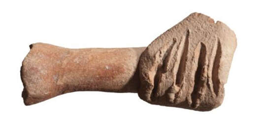 שבר של פסלון האליל היווני הרקולס מחזיק באלה, אשר נמצא במצבור האשפה למרגלות ההר. ייתכן שהפסלון נופץ בידי החשמונאים בעת טיהור הר הבית. | צחי דבירה