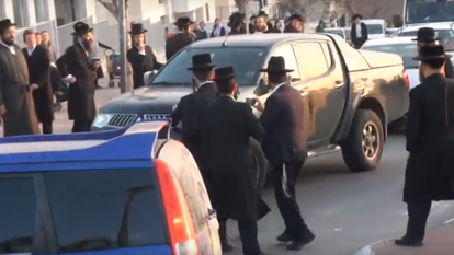 חרדים חוסמים כביש בבית שמש.