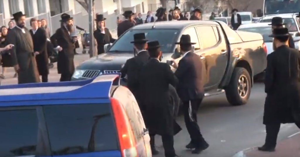 חרדים חוסמים כביש בבית שמש. חרדים חוסמים כביש בבית שמש.