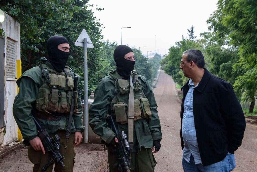 ראש מועצת מטולה דוד אזולאי עם חיילים בשער פאטמה. | אייל מרגולין, ג׳יני