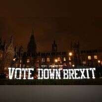 שלט נגד היציאה מהאיחוד שהוצב מול הפרלמנט. | גטי אימג'ס