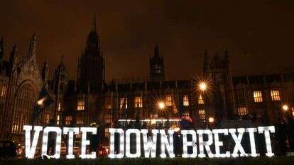 שלט נגד היציאה מהאיחוד שהוצב מול הפרלמנט. | גטי אימג'ס