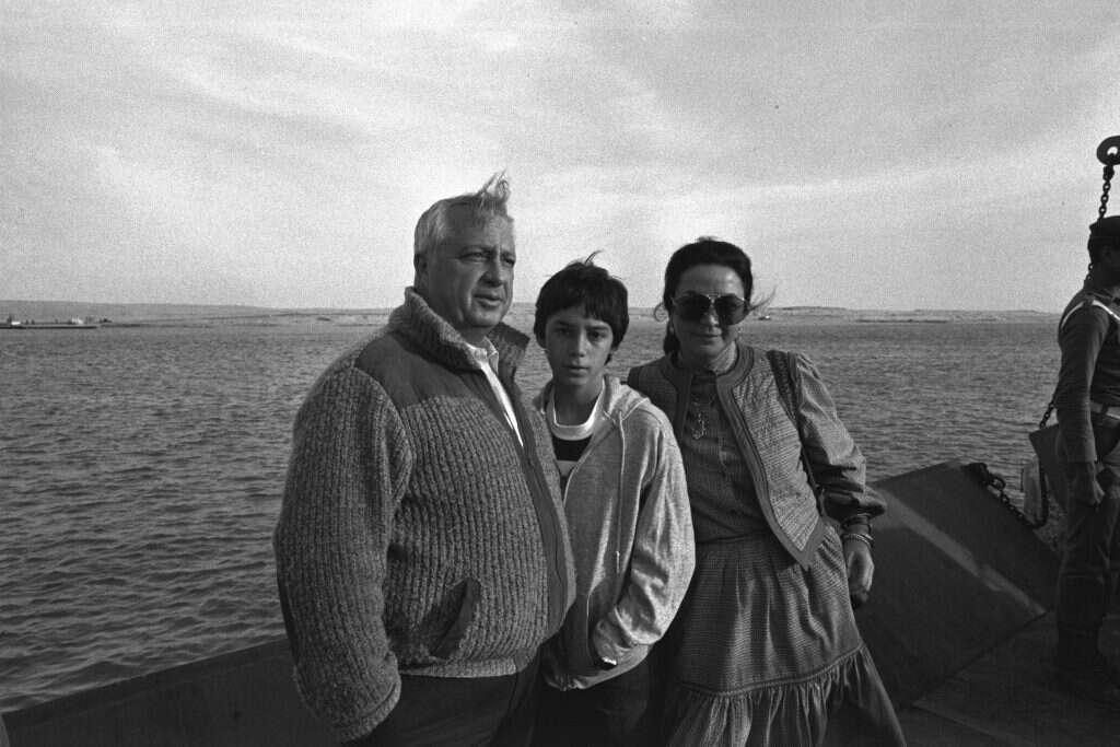 גלעד שרון בצעירותו עם הוריו. | משה מילנר, לע"מ