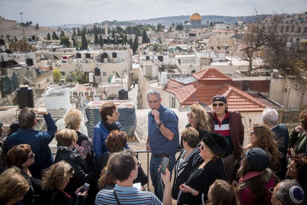 שרון עם קבוצת ליכודניקים בעיר העתיקה. | יונתן זינדל, פלאש 90