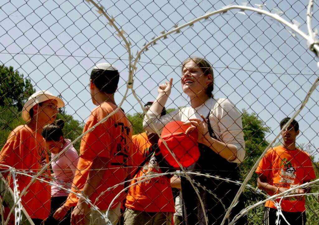 על הגדרות בכפר מימון, 2005. | מרים צחי על הגדרות בכפר מימון, 2005. | מרים צחי