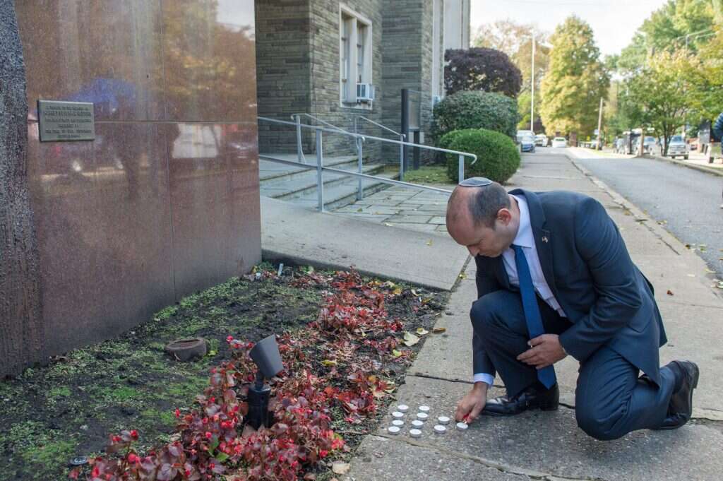 נפתלי בנט מדליק נר זיכרון בסמוך לבית הכנסת "עץ החיים" בפיטסבורג לאחר הפיגוע, אוקטובר 2018. | אלקסי רוזנפלד