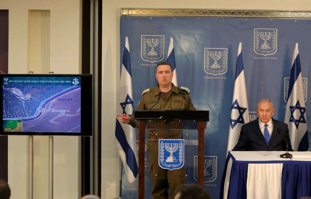 תא"ל מנליס עם רה"מ נתניהו במסיבת העיתונאים שבה נחשף מבצע סיכול המנהרות. | גדעון מרקוביץ