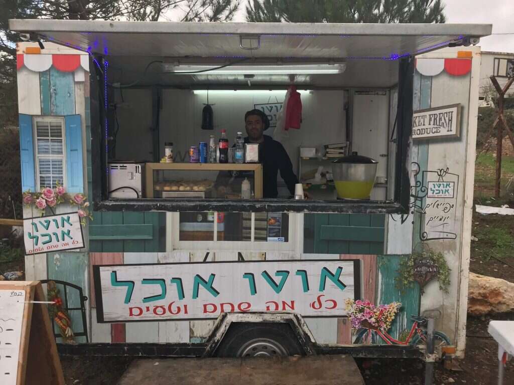 רז חן, בעל הקיוסק ליד סומך גבעת אסף. | אריאל זיגלר