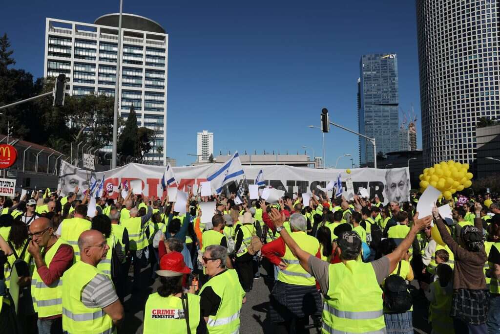 הפגנת "אפודים הצהובים" נגד יוקר המחייה בארץ. | EPA