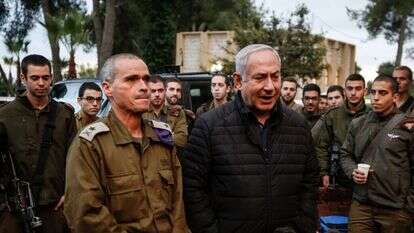 ראש הממשלה נתניהו ואלוף פיקוד צפון יואל סטריק בגבול לבנון. | AFP