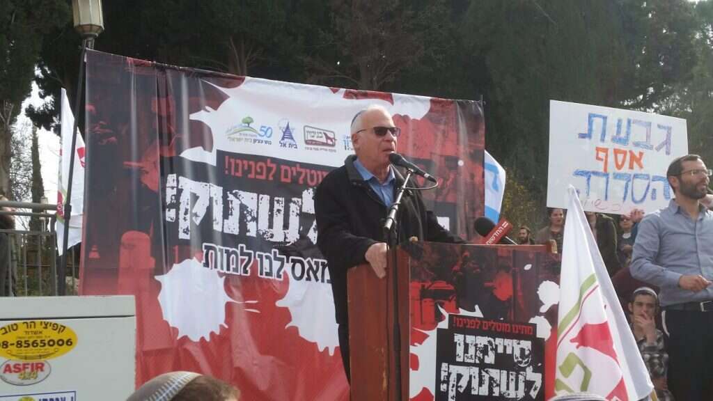 השר אורי אריאל בהפגנה