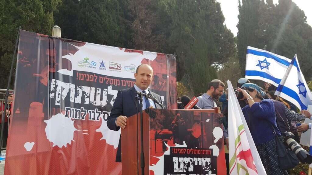 שר החינוך נפתלי בנט בהפגנה