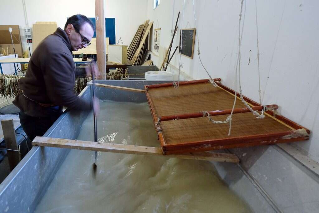 תהליך ייצור נייר בצרפת. | AFP