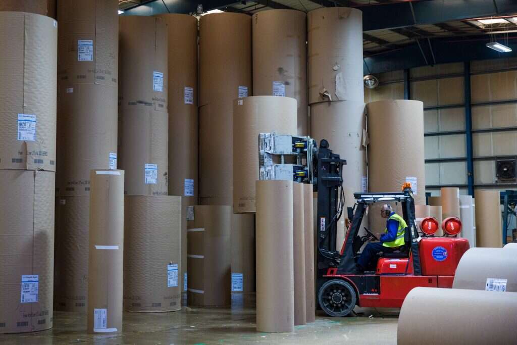 היקפי הכריתה מחושבים מראש. מפעל לייצור נייר בבריטניה. | גטי אימג'ס