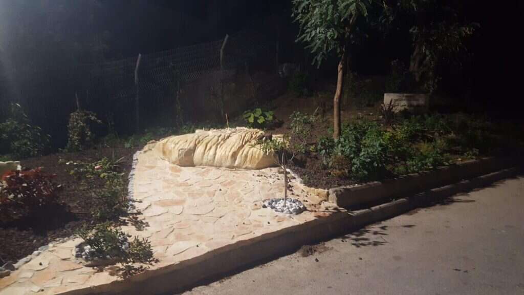 האנדרטה לזכר כנאפני לאחר הסרתה