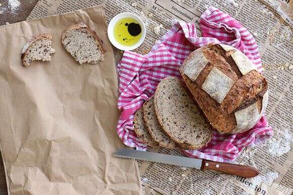 לחם מחמצת חמישה דגנים עם קמח מלא. | אפרת ליכטנשטט
