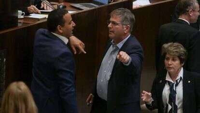 חברי הכנסת יואב קיש ויואל חסון. | ארון בן חקון