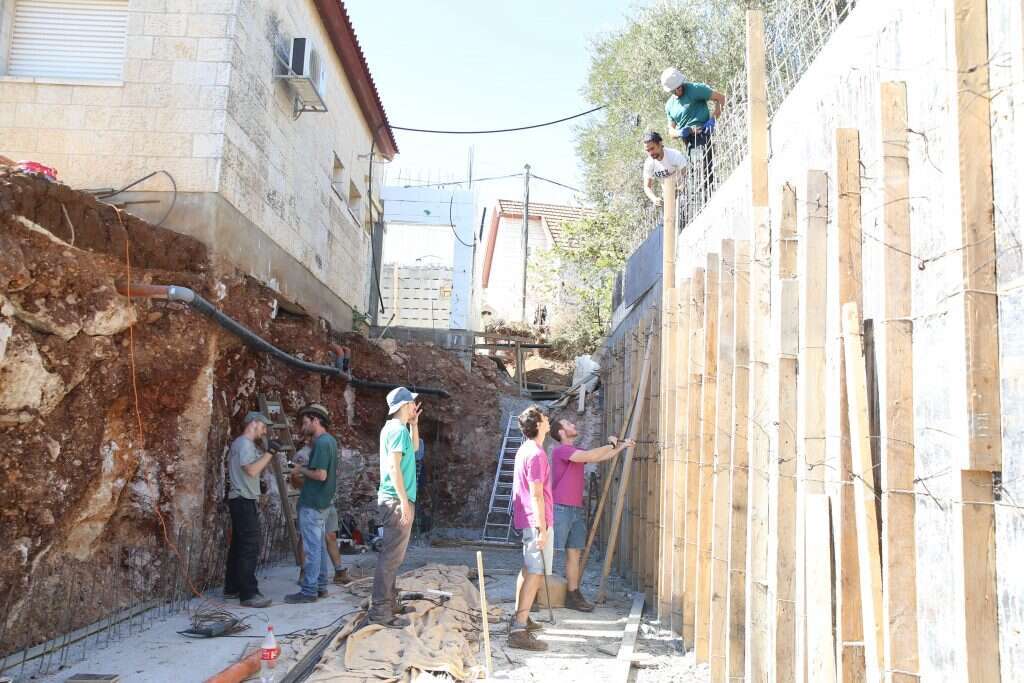 מתנדבים מסייעים בהנגשת ביתו של יהודה הישראלי. | מרים צחי