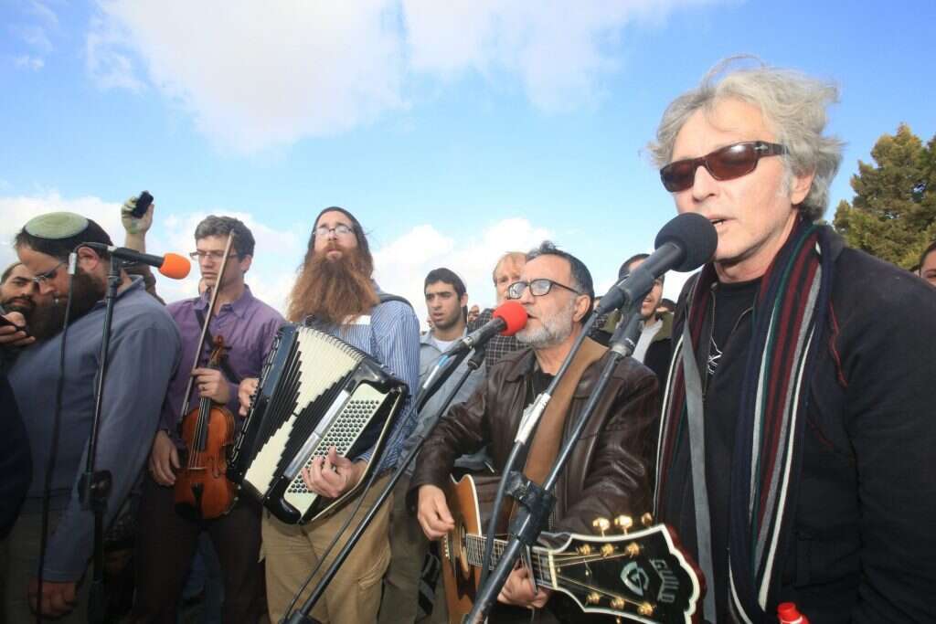 ברי סחרוף ואהוד בנאי בהלוויית הרב פרומן. | מרים צחי ברי סחרוף ואהוד בנאי בהלוויית הרב פרומן. | מרים צחי