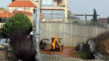 עבודות הצבא הישראלי סמוך לגדר עם לבנון. | AFP