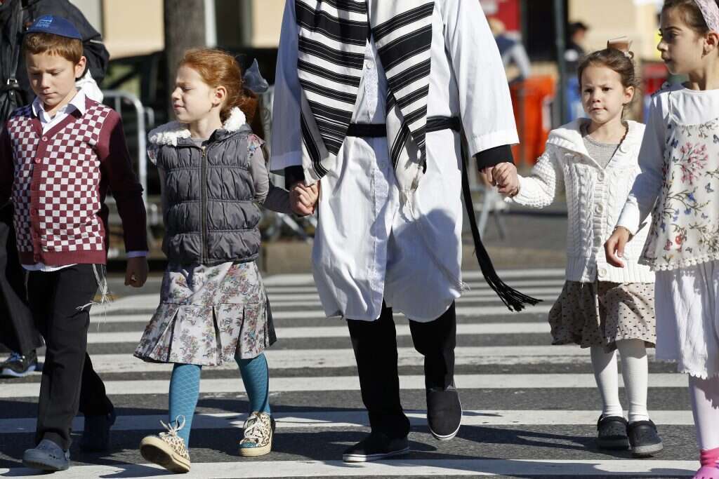 משפחה יהודית בתפוצות ביום כיפור. | AP