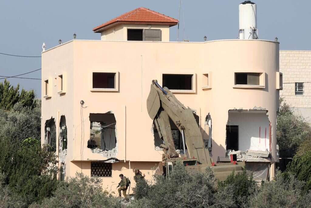 הריסת בית משפחת המחבל אשרף נעאלווה. | EPA