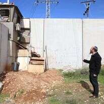 קב"ט מועצת בית-אל יהודה דנה ליד מגדל השמירה שבו התרחש הפיגוע. | מרים צחי קב"ט מועצת בית-אל יהודה דנה ליד מגדל השמירה שבו התרחש הפיגוע. | מרים צחי