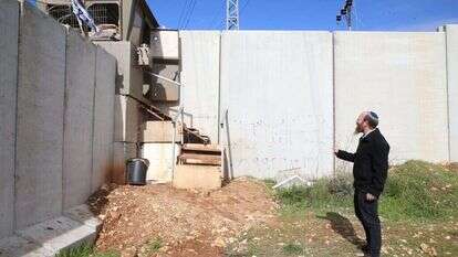 קב"ט מועצת בית-אל יהודה דנה ליד מגדל השמירה שבו התרחש הפיגוע. | מרים צחי