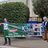 מחאת עד כאן מול בתי השגרירים האירופים. | 'עד כאן'