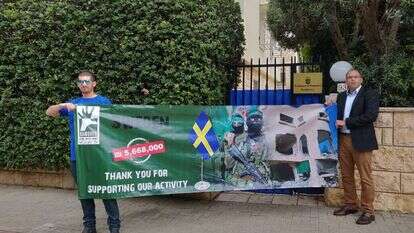 מחאת עד כאן מול בתי השגרירים האירופים. | 'עד כאן'