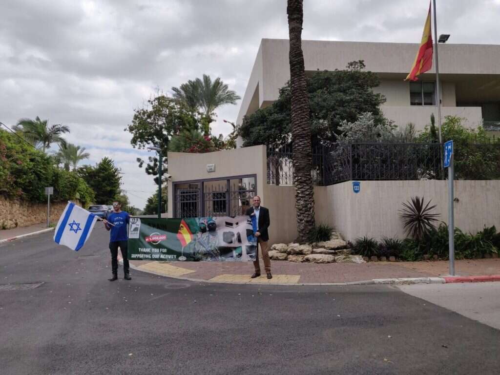 מחאת עד כאן מול בתי השגרירים האירופים. | 'עד כאן'