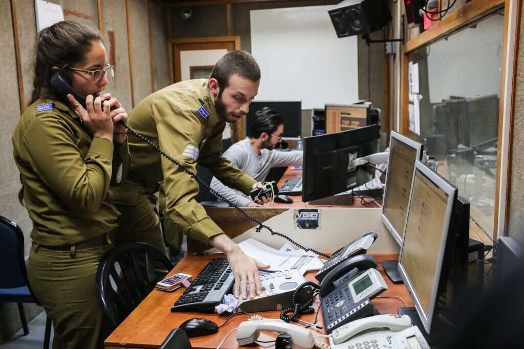 אמרו מעתה גל"ץ. חיילי התחנה. | אבישג שאר-ישוב