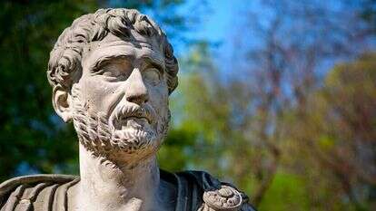 מינה את בן אחותו, עקילס הגר, לקומם את ירושלים והמקדש מהריסותיהם? פסל אדריאנוס. | שאטרסטוק