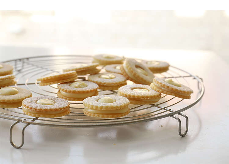 עוגיות שמן זית עם גנאש שוקולד לבן ושמן זית. | אפרת ליכטנשטט