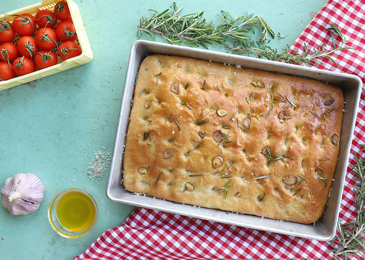 פוקאצ׳ה קלאסית עם שום ורוזמרין. | אפרת ליכטנשטט