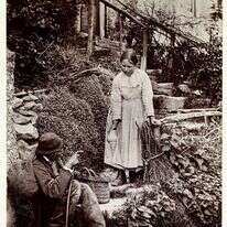 דמות ראשית ששפתה המיוחדת יותר מדי טובה גם בעילגותה. נערה מציעה שתייה לזקן, אנגליה, 1885. | גטי אימג'ס