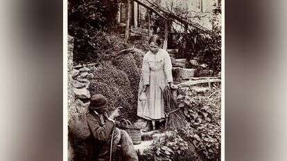 דמות ראשית ששפתה המיוחדת יותר מדי טובה גם בעילגותה. נערה מציעה שתייה לזקן, אנגליה, 1885. | גטי אימג'ס