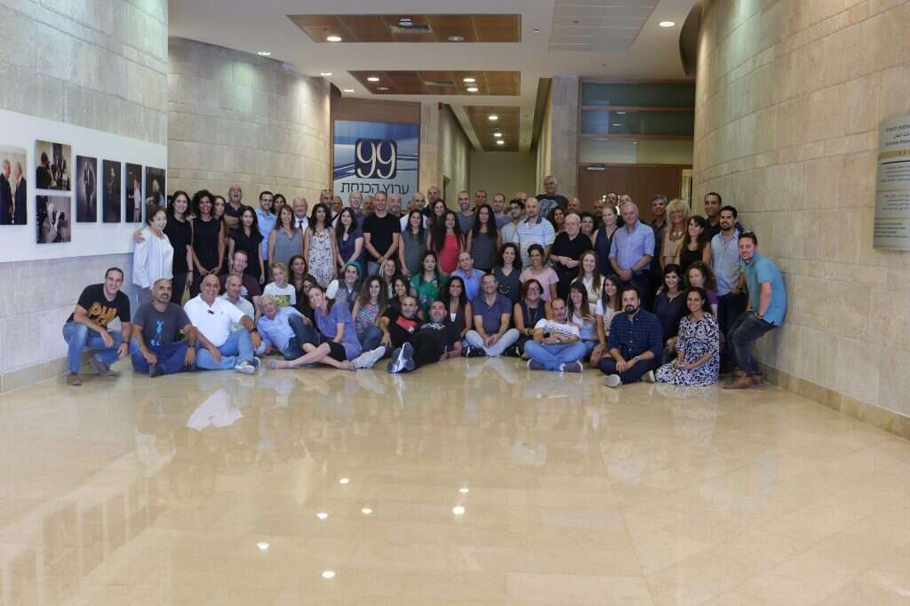 פז עם עובדי ערוץ הכנסת. | עמי שרייבמן