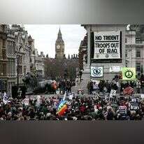 בשמאל יש אווירה של כניעה, השלמה ובעיקר מלנכוליה ונוסטלגיה. הפגנת אלפים הקוראת לנסיגה מיידית של חיילים בריטים מעירק ולסיום המלחמה, לונדון 2007. | AP