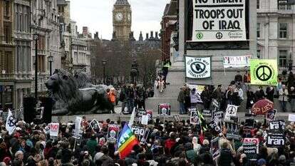 בשמאל יש אווירה של כניעה, השלמה ובעיקר מלנכוליה ונוסטלגיה. הפגנת אלפים הקוראת לנסיגה מיידית של חיילים בריטים מעירק ולסיום המלחמה, לונדון 2007. | AP בשמאל יש אווירה של כניעה, השלמה ובעיקר מלנכוליה ונוסטלגיה. הפגנת אלפים הקוראת לנסיגה מיידית של חיילים בריטים מעירק ולסיום המלחמה, לונדון 2007. | AP