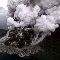 תמונה אווירית של התפרצות הר הגעש "אנק" באינדונזיה. | AFP