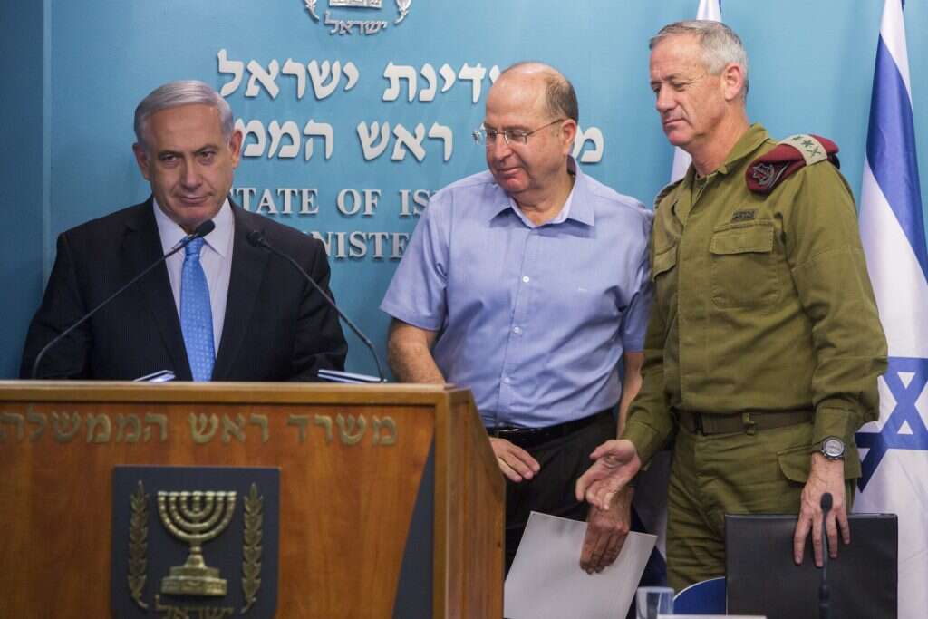 בני גנץ, משה בוגי יעלון ובנימין נתניהו. | יונתן זינדל/פלאש 90 בני גנץ, משה בוגי יעלון ובנימין נתניהו. | יונתן זינדל/פלאש 90