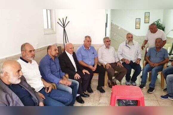 ח"כ גנאים וועדת המעקב עם המחבל המשוחרר מחמוד ג'בארין | צילום מסך מפייסבוק ח"כ גנאים וועדת המעקב עם המחבל המשוחרר מחמוד ג'בארין | צילום מסך מפייסבוק