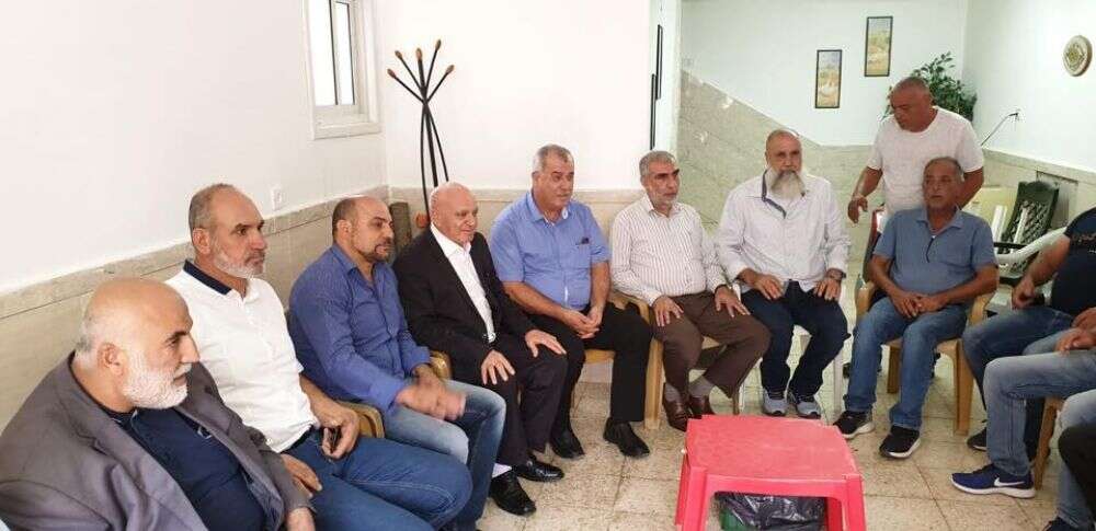 ח"כ גנאים וועדת המעקב עם המחבל המשוחרר מחמוד ג'בארין | צילום מסך מפייסבוק