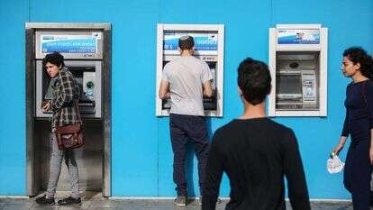 נפרדים מהמזומנים. אילוסטרציה (למצולמים אין קשר לנאמר בכתבה). | אבישג שאר-ישוב