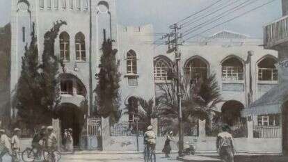 פלא בפני עצמו הוא סיפור אהבתו של רוזנצוויג לשפה העברית. אלחנן יעקובוביץ, גימנסיה הרצליה בשנות ה-30, ציור בגרפיט ובפסטל לבן על נייר מיוחד בגון תכלת, 2016
מתוך התערוכה ''ציונות במכחול וצבע'' המוצגת בימים אלו בהיכל התרבות תרבותא באורנית